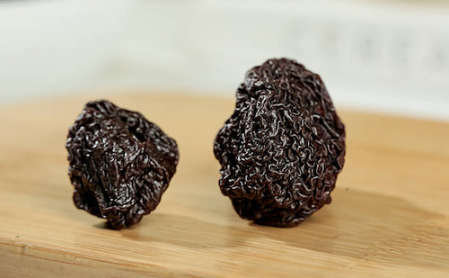 آلو بخارا سیاه سرشار از فیبر و مفید برای گوارش